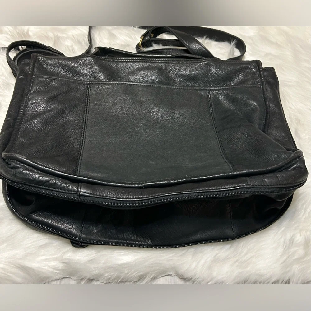 Vintage Wilson’s Black Leather Expandable Messenger Bag